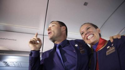El Papa celebra en el avi�n la boda de una pareja de azafatos de vuelo