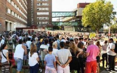 Fiebre amarilla en Brasil: Largas filas de los viajeros en el Hospital Posadas