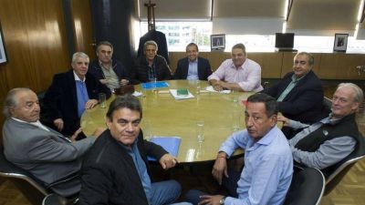 El Gobierno les recorta una caja millonaria a las obras sociales de los sindicatos