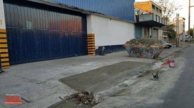 Rompieron el nuevo asfalto de Amoedo para hacer una rampa para camiones