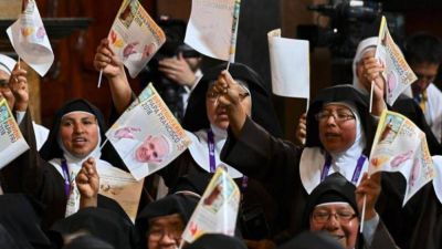 El Papa: la clausura no encoge el coraz�n, lo ensancha por el dolor del mundo