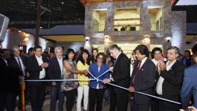Luc�a se sum� a los festejos de Aconquija con la inauguraci�n del Centro C�vico