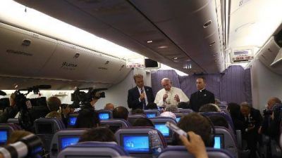 �Les explico por qu� celebr� ese matrimonio en el vuelo�
