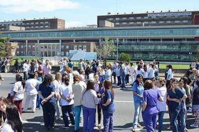 Profesionales de la salud realizan jornada de protesta en rechazo a los despidos en el hospital Posadas