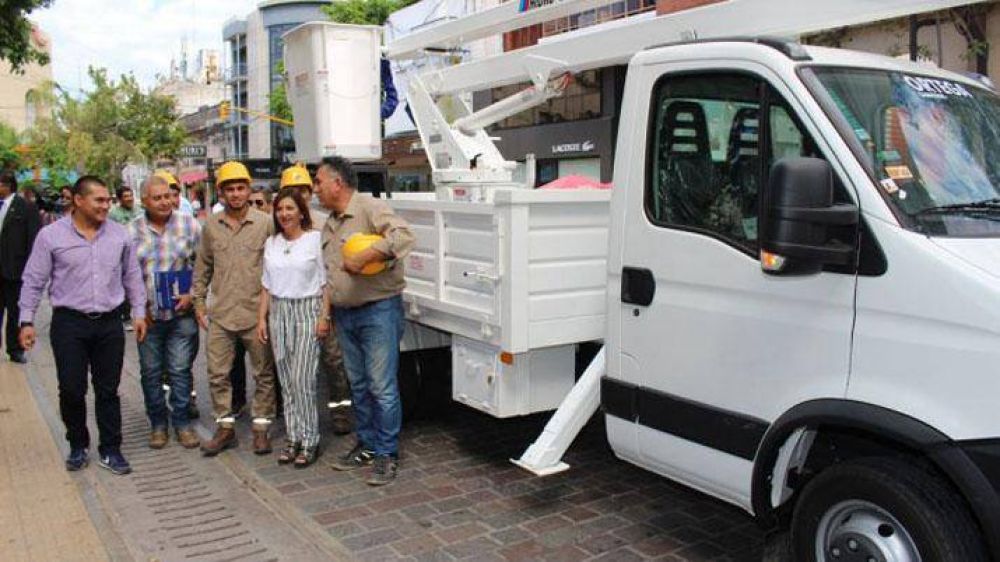 Fuentes entreg� una hidroelevadora a la Direcci�n de Electricidad
