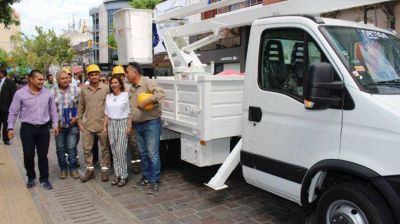 Fuentes entreg� una hidroelevadora a la Direcci�n de Electricidad