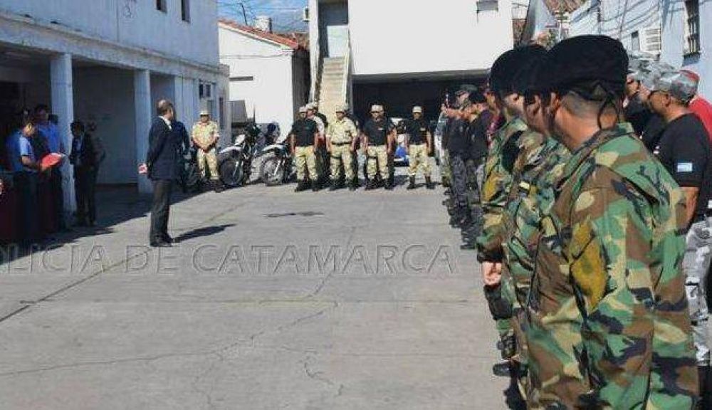 Entregaron uniformes a  grupos especiales de la Polica de Catamarca