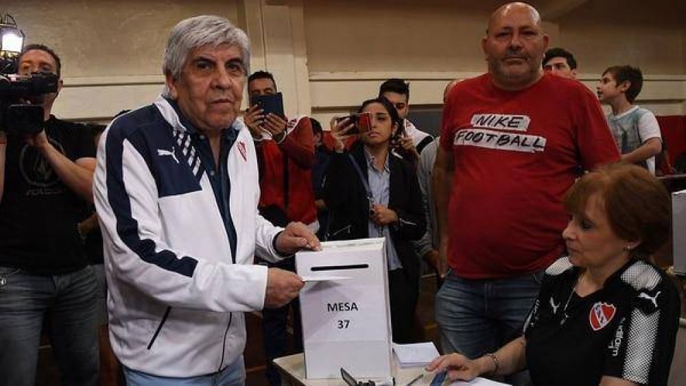 Hugo y Pablo Moyano fueron imputados por fraude contra Independiente