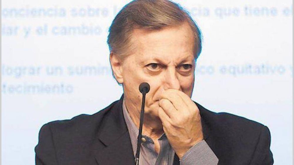 Bajar el impuesto a las naftas tendr�a alto costo fiscal y no impactar� en precios