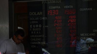 Desde marzo, los s�per, kioscos y hasta las remiser�as podr�n vender d�lares