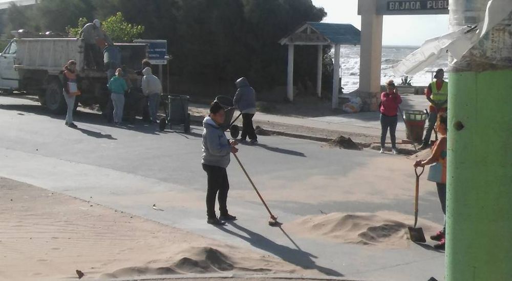 Variadas obras en Quequ�n: limpian bajadas p�blicas, veredas y hacen repaso de calles