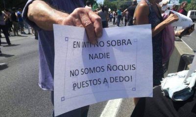 En rechazo a 250 despidos, trabajadores del INTI permanecen en el organismo