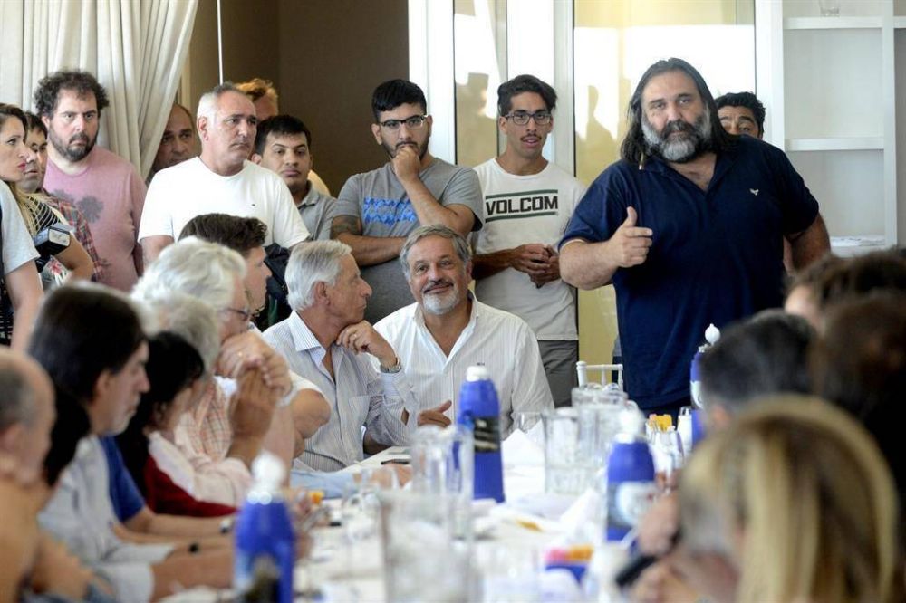 El PJ bonaerense, entre cr�ticas a Macri y gui�os al kirchnerismo