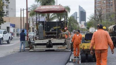 Reparan baches para avanzar con las obras de reencarpetado en el barrio Centro