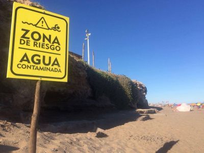 Ambientalistas instalaron un cartel de advertencia en el desag�e pluvial de la playa