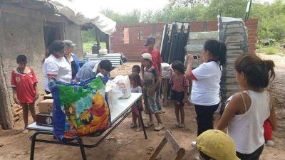 Provincia y comuna asisten a una familia en situaci�n de riesgo de la localidad de El Cruce
