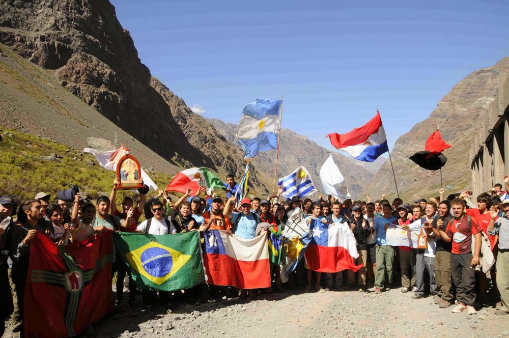 Jvenes peregrinarn 400 kilmetros a pie por amor a la Virgen Mara [VIDEO]