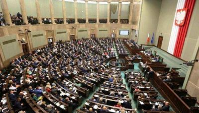 Polonia pretende cambiar la historia: impulsa un proyecto para prohibir que se culpe a los polacos por cr�menes del Holocausto