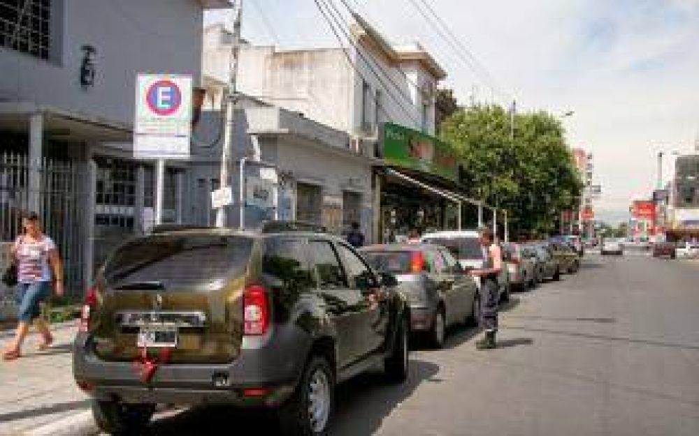 Estacionar en el centro de las ciudades bonaerenses cuesta hasta 20 pesos la hora