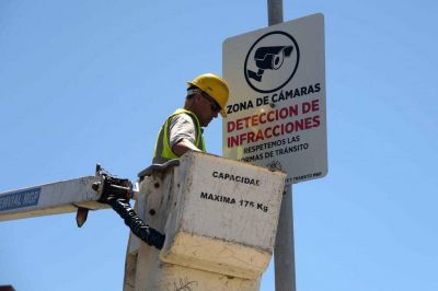 El jueves empiezan a multar con las c�maras del COM: el municipio ya instala carteler�a