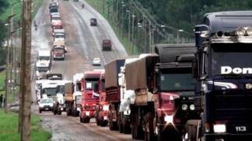 Camioneros llevaron a las rutas su protesta contra los bitrenes brasileos