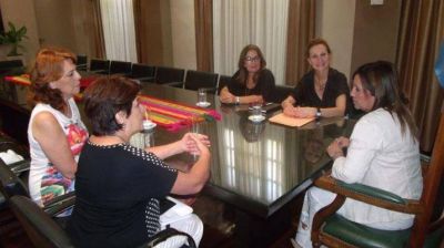 Fuentes recibi� a integrantes de la Fundaci�n �Mujer�