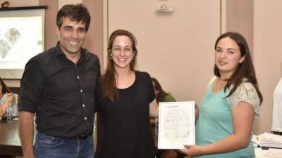 L�pez �Entregamos once lotes a familias para que puedan construir su casa�