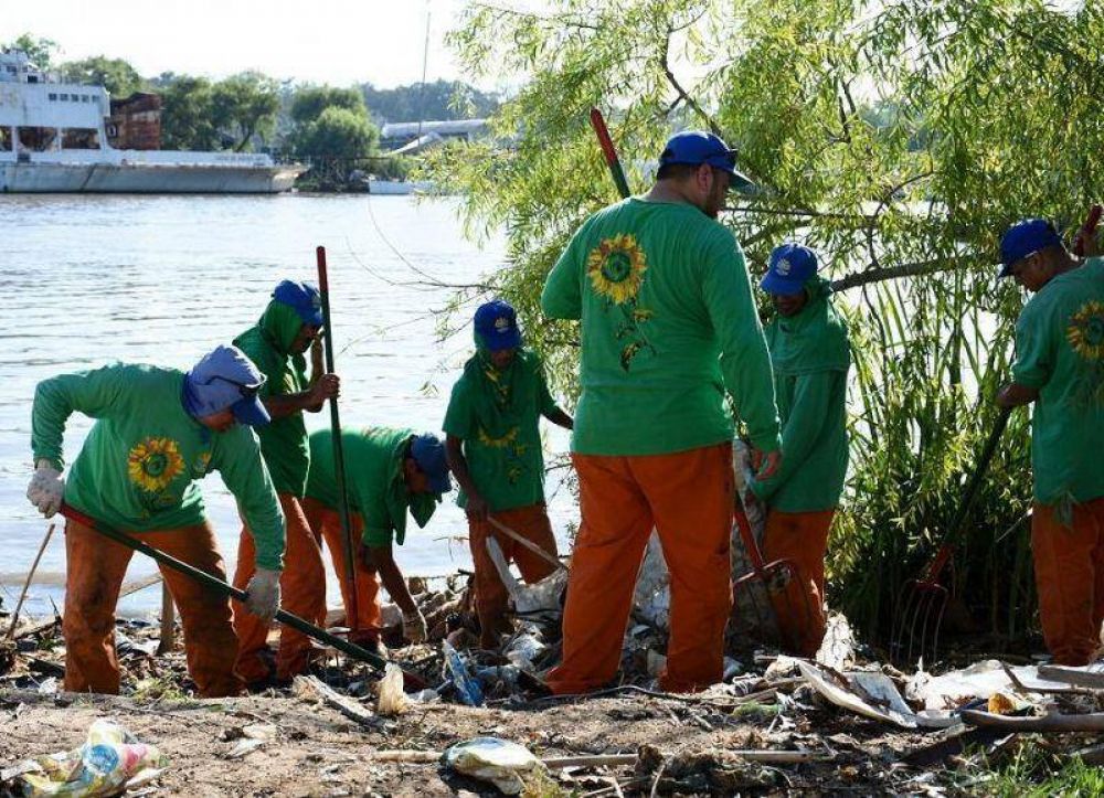 Contin�an los operativos de limpieza en los arroyos bonaerenses