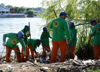 Contin�an los operativos de limpieza en los arroyos bonaerenses