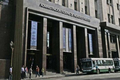 La AFIP le permitir� saldar sus deudas a OCA, la empresa ligada a Moyano