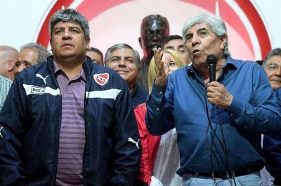 La presi�n judicial y los lazos comerciales de Moyano dividen las aguas en su entorno familiar