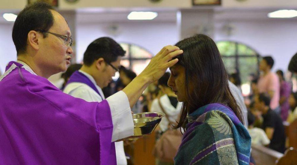 Mi�rcoles de Ceniza: �Se debe responder cuando el sacerdote impone la ceniza?