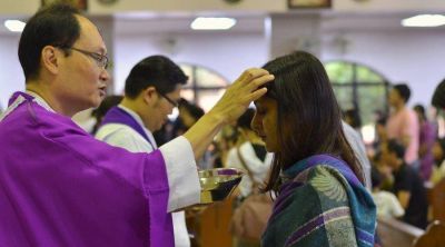 Mi�rcoles de Ceniza: �Se debe responder cuando el sacerdote impone la ceniza?