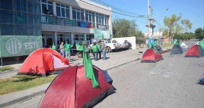 Sigue el conflicto en el Senasa y sumaron un acampe contra los 130 despidos