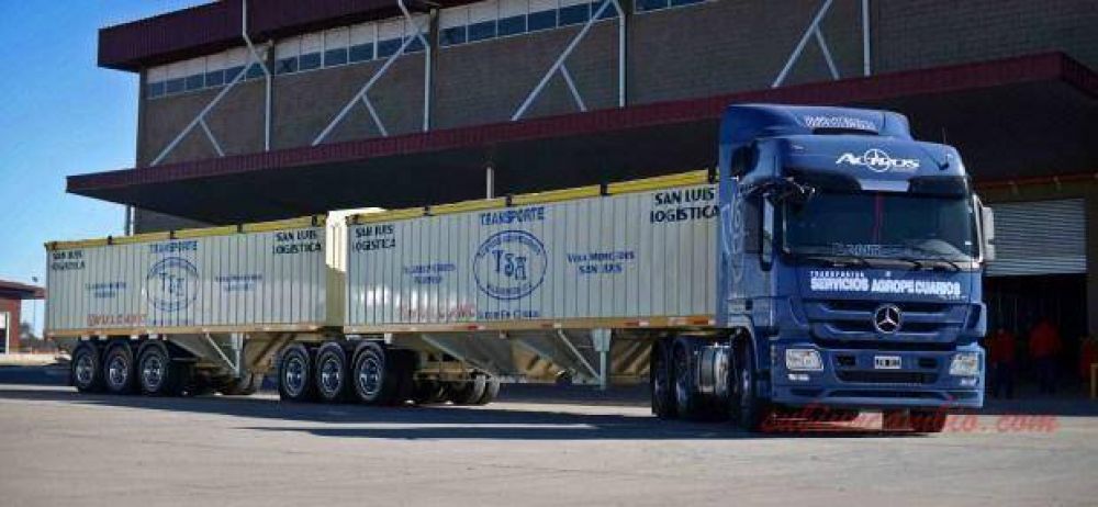 Camioneros de Paraguay continúan paro contra bitrenes brasileños