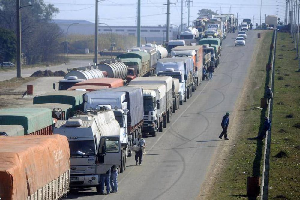 Se agrava el conflicto con los transportistas y el gobierno se niega a intervenir