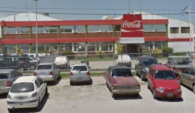 Conflicto en Coca Cola: Camioneros bloque� la planta para reclamar el blanqueo de 11 trabajadores