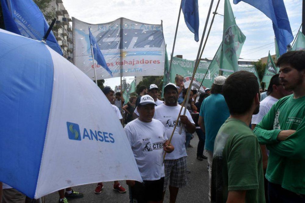 Fuerte protesta de trabajadores de Anses ante la falta de respuesta por los despidos