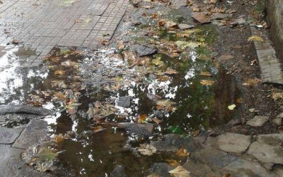 Malestar por una esquina dominada por las roturas y el agua acumulada