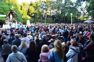 Una multitud festej� el d�a de la V�rgen de Lourdes