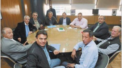 Estudian incrementar los aportes de monotributistas a las obras sociales