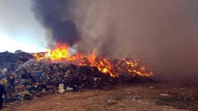 Impactante incendio en el basural de Col�n