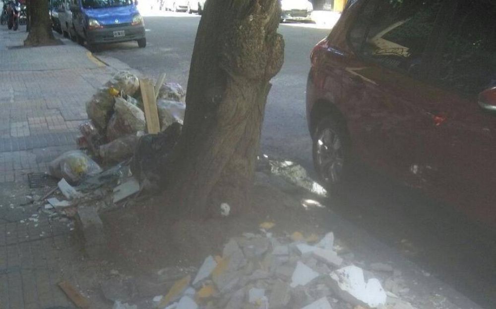 Basural y escombros en pleno centro