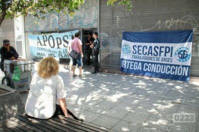Sigue el paro en Anses y la titular de una Udai filma a los trabajadores que se adhieren