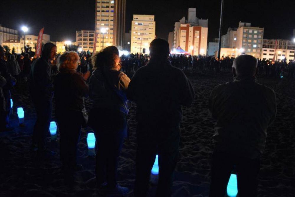 Una multitud rez� el rosario iluminado en la costa de Necochea