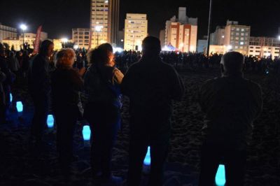 Una multitud rez� el rosario iluminado en la costa de Necochea