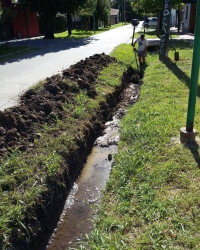 Cansados de reclamar por los desag�es, en Gonnet los vecinos salen a limpiarlos