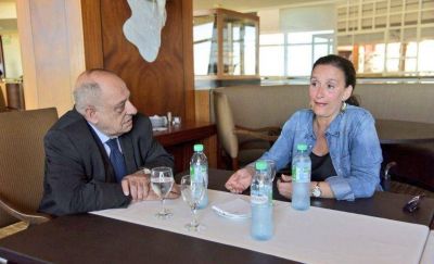 Gabriela Michetti recorri� las playas de la Provincia, le peg� a los sindicatos y se reuni� con Arroyo