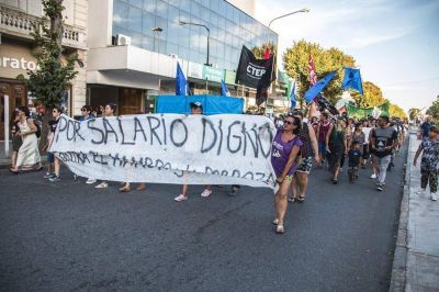 Contra el ajuste y a favor del trabajo, marcharon 200 personas por el centro