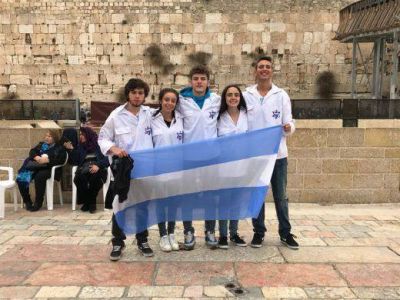 Cinco madrijim de la kehil� de Paran� est�n participando del programa Shnat Hashjar� en Israel